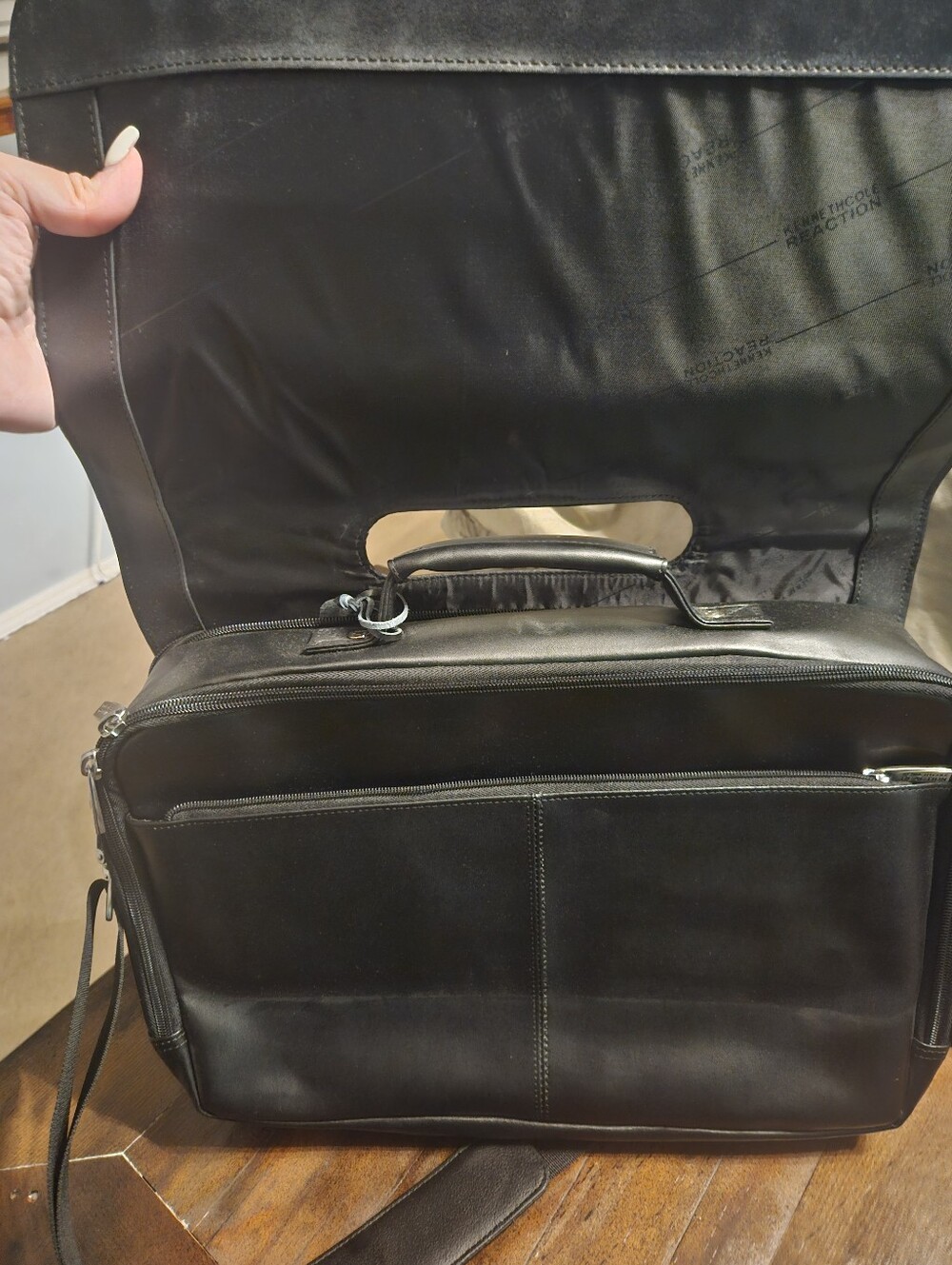 Kenneth Cole Reaction Leather Flapover 16.0" Computer Business Crossbody - Picture 4 of 8